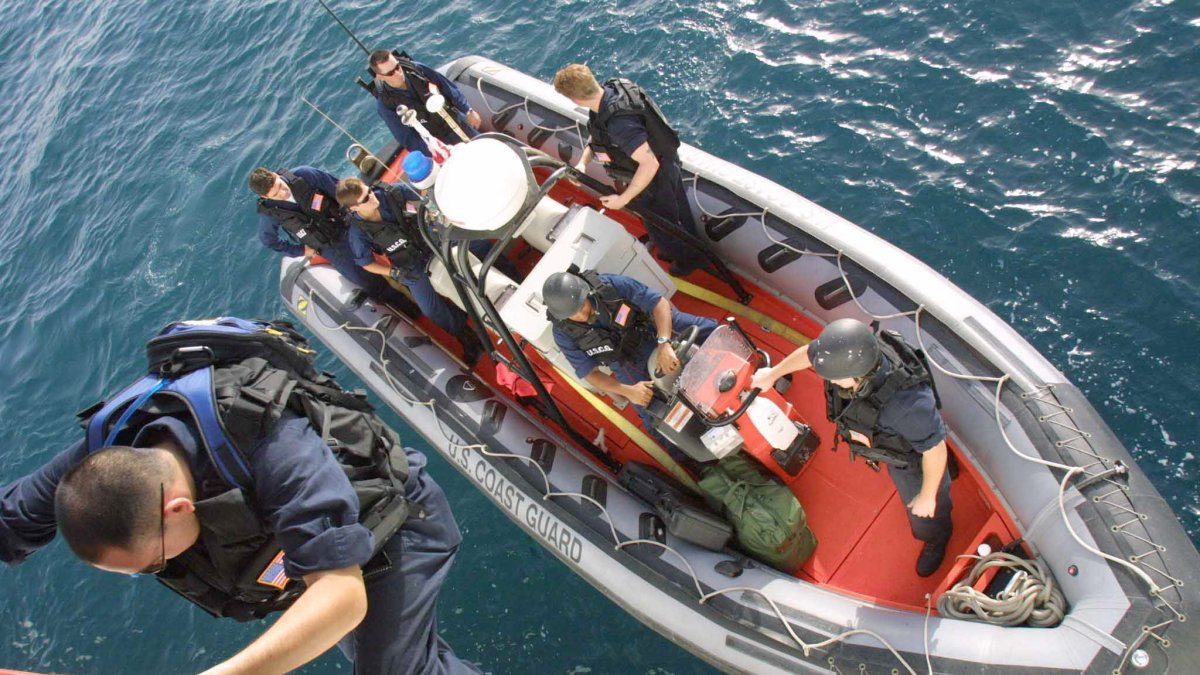 Integrantes de la Guardia Costera de EE.UU. durante un rescate reciente.