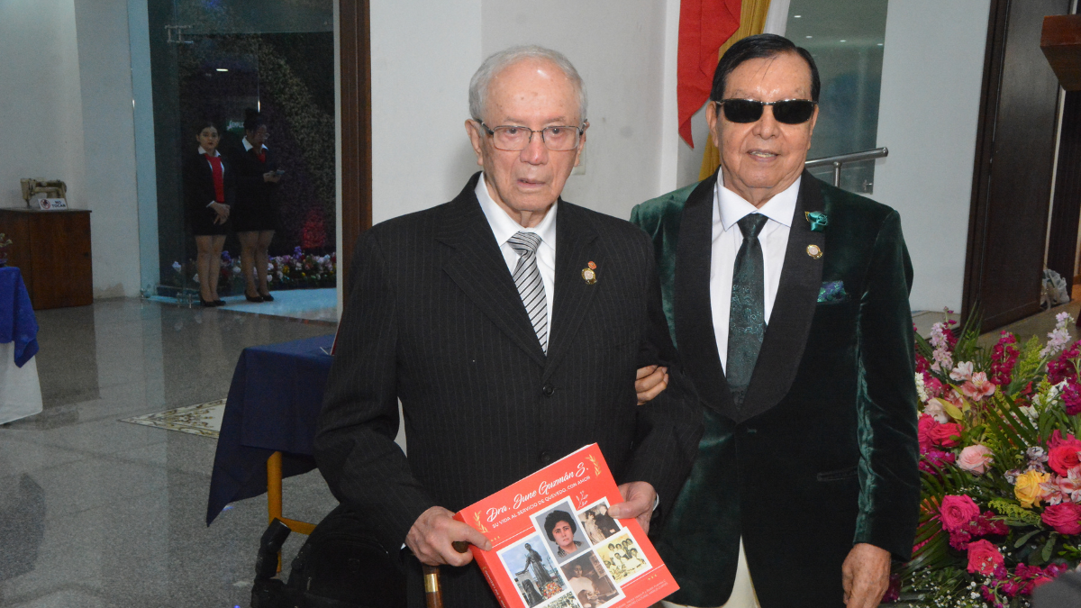 El general José Gallardo fue el encargado de la presentación del libro. En la foto, junto al doctor Marco Cortés, organizador del evento.