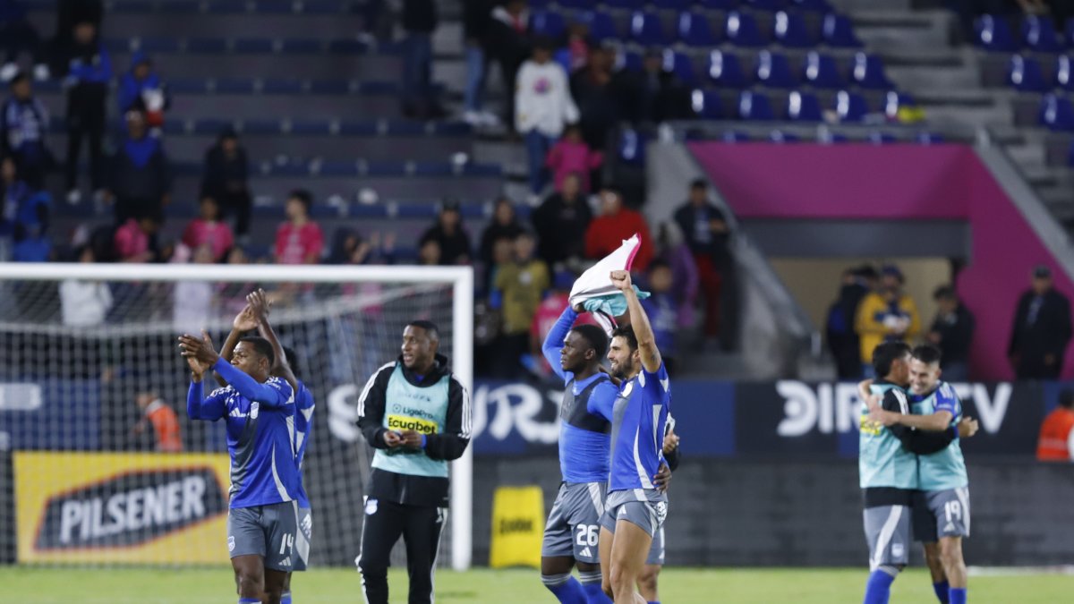 Los jugadores de Emelec festejaron la victoria 2-1 sobre el cuadro rayado.