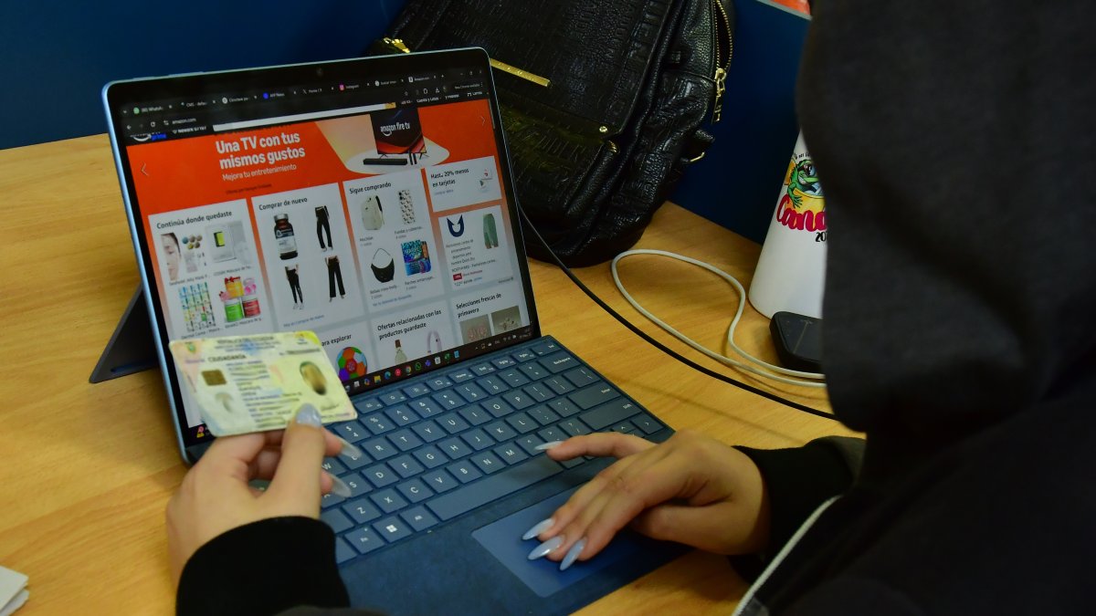 Representación. Una mujer suplanta la identidad de un hombre para hacer compras con su cédula.