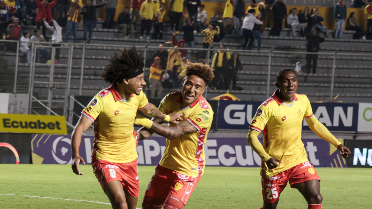 Angelo Mina (i) abrió la ruta del triunfo de Aucas sobre Libertad.