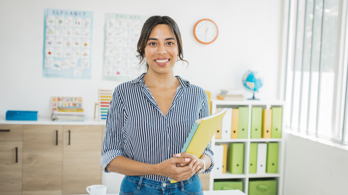 Docentes calificados pueden unirse al magisterio fiscal en Ecuador a través del concurso de méritos y oposición 2025 impulsado por el Ministerio de Educación.
