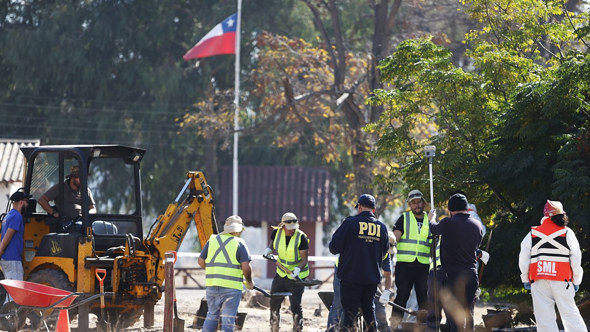 Autoridades policiales participan en las diligencias forenses y excavaciones en busca de restos de detenidos desaparecidos durante la dictadura de Augusto Pinochet.