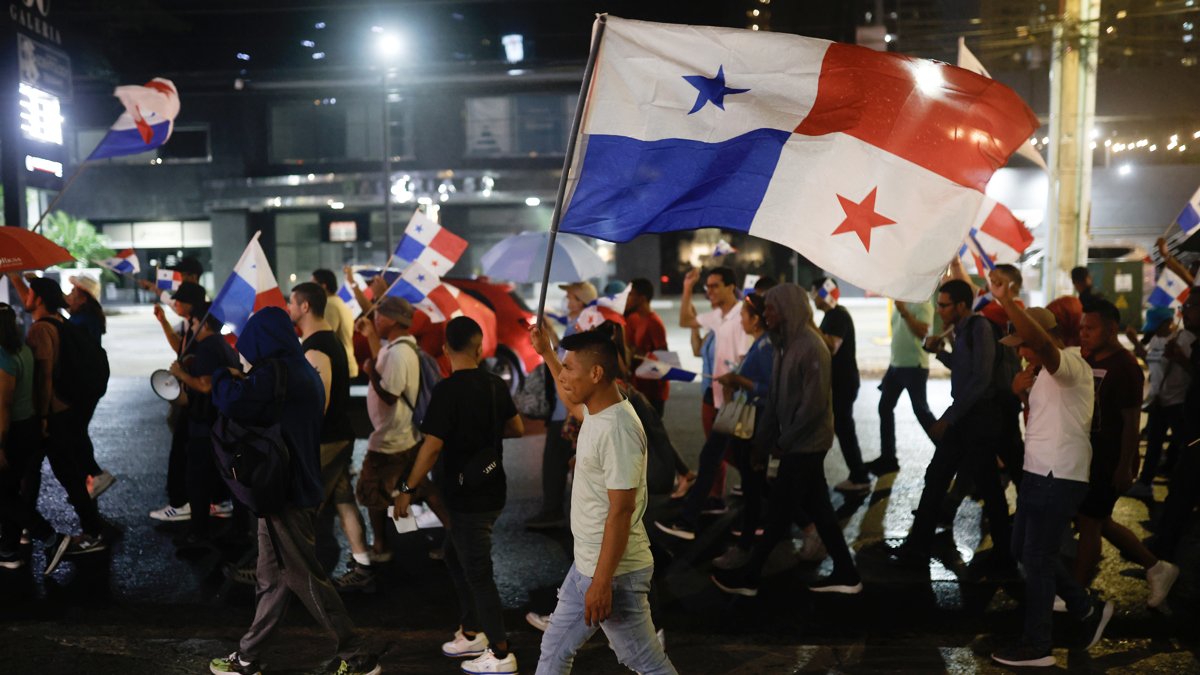 Varias personas marchan en Ciudad de Panamá (Panamá).