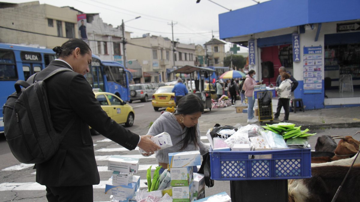 Especulación por mascarillas en Quito: Intendencia activa operativos por brote de tosferina