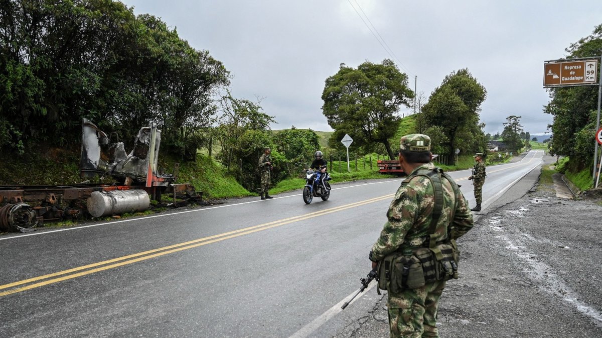 Referencial. Policías en operativo de control en una carretera en Colombia.