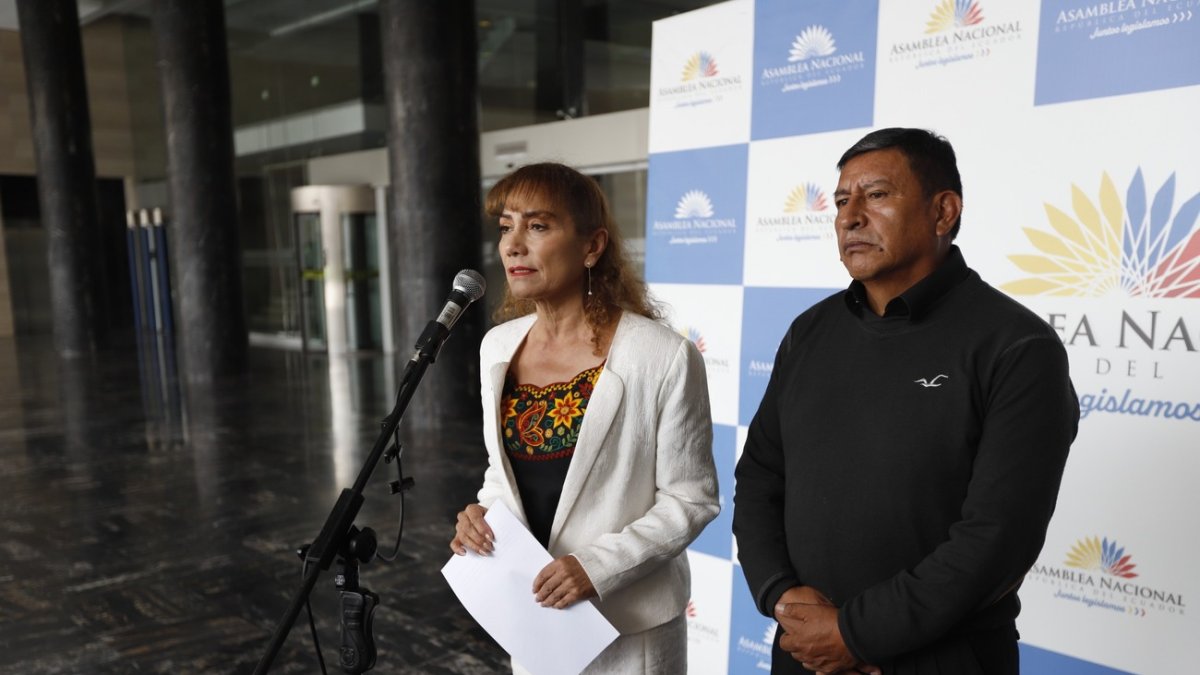 La legisladora Patricia Núñez y el padre de  la subteniente Aidita Ati, Gustavo Ati, en la Asamblea.