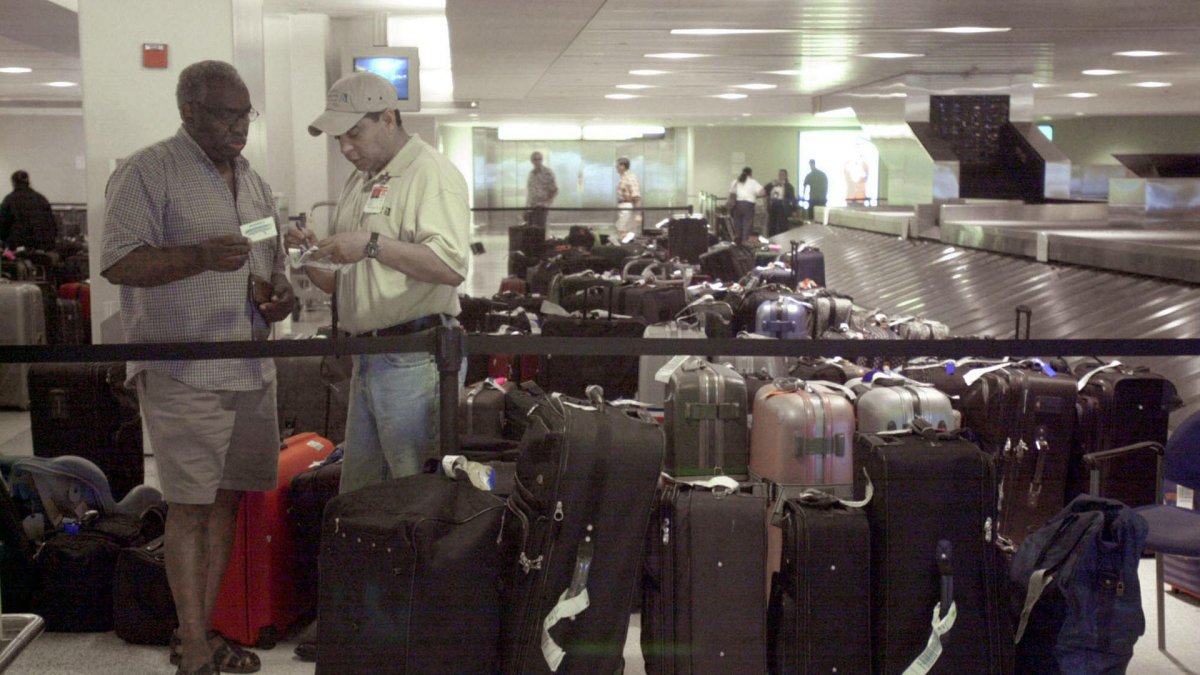 Foto de archivo de pasajeros en el aeropuerto de Newark, a la espera de recoger sus equipajes.