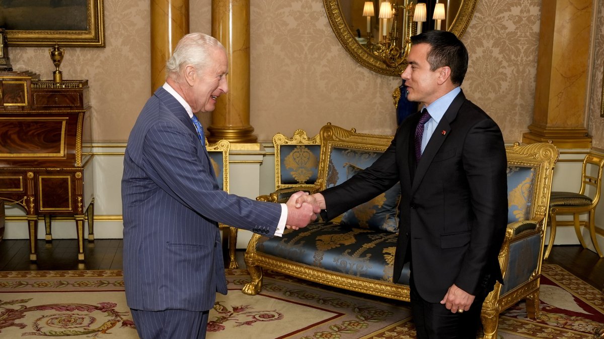 El rey Carlos III recibió al presidente Daniel Noboa en el  Palacio de Buckingham.