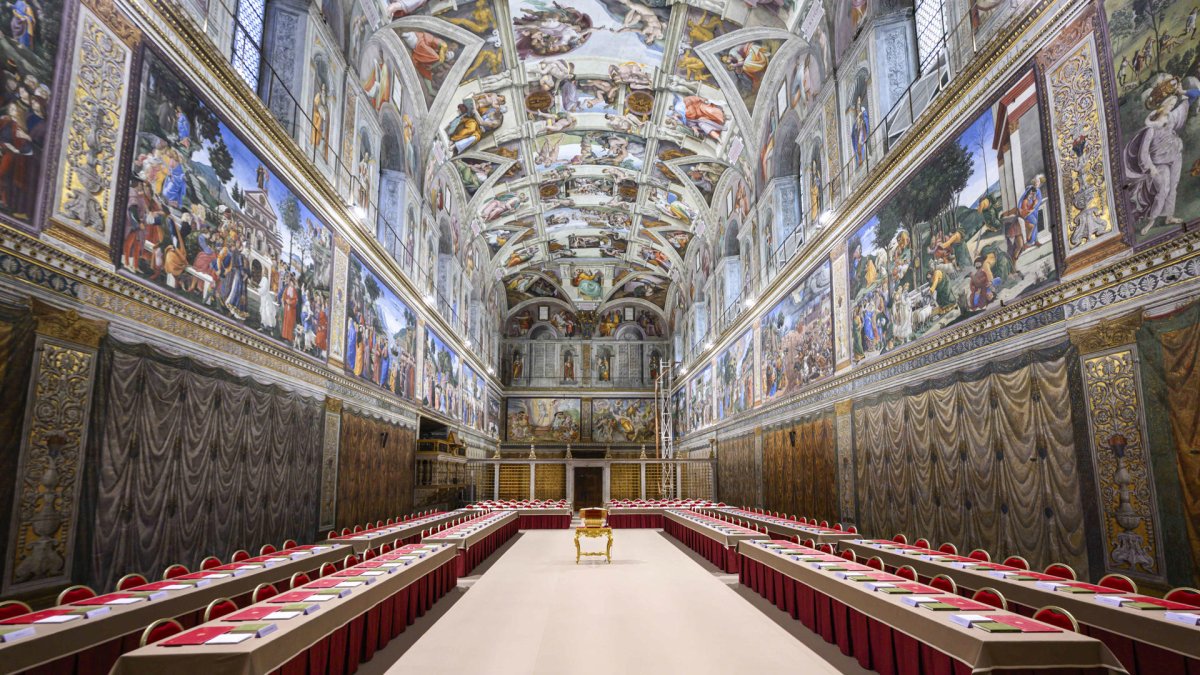 Los 133 cardenales que elegirán al nuevo papa se encerrarán desde mañana en la Capilla Sixtina.