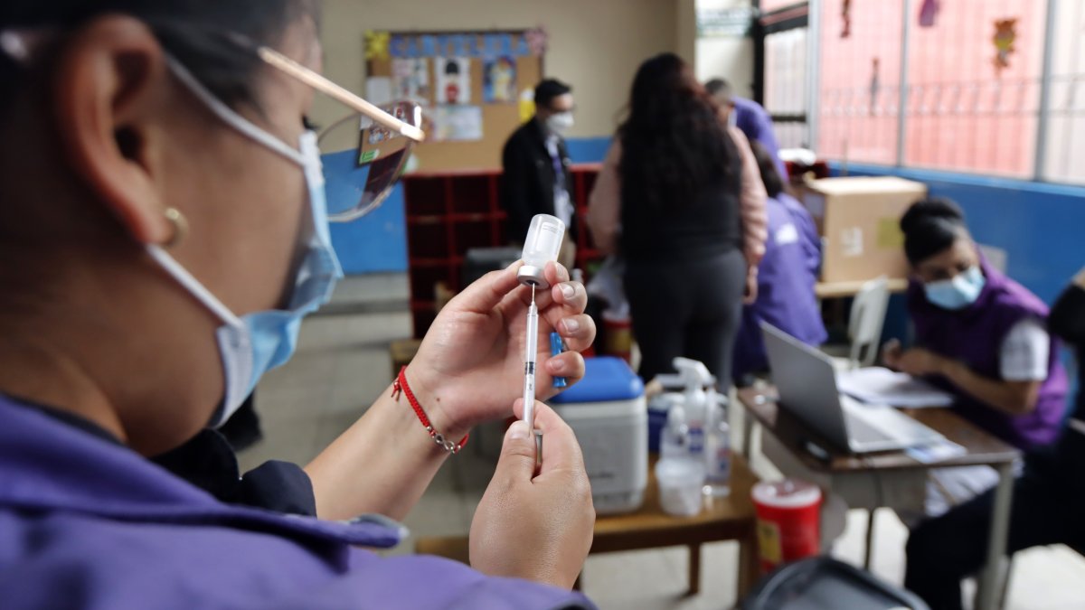 Brigadas del Ministerio de Salud acuden a las unidades educativas para vacunar a los niños.