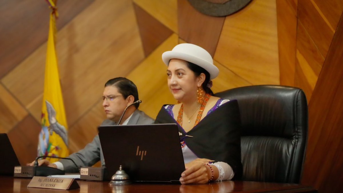 La alcaldesa de Ambato, Diana Caiza, en sesión del Concejo Municipal.