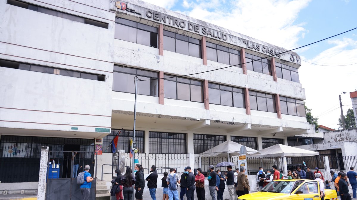 Afuera del centro de salud de Las Casas, una larga fila de personas esperaba por la vacuna. En la mañana entregaron 60 turnos y el ingreso era por grupos.