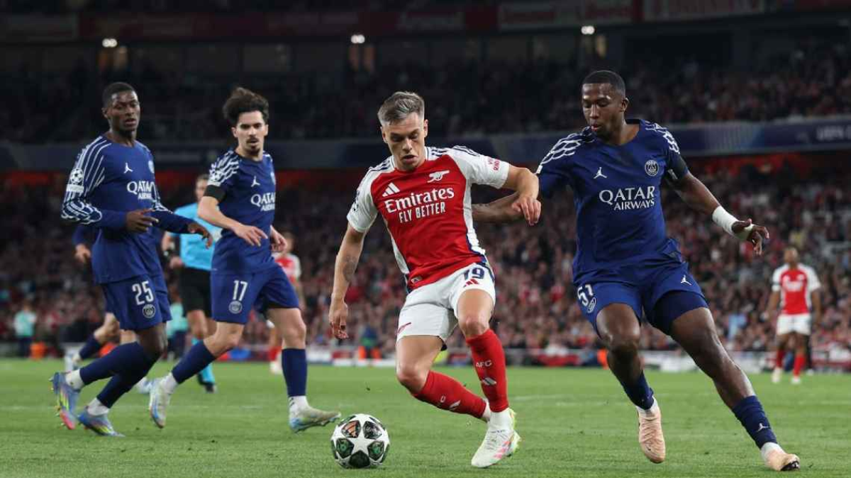 Willian Pacho (d) de PSG en la marca de un jugador de Arsenal en la semifinal de Champions League