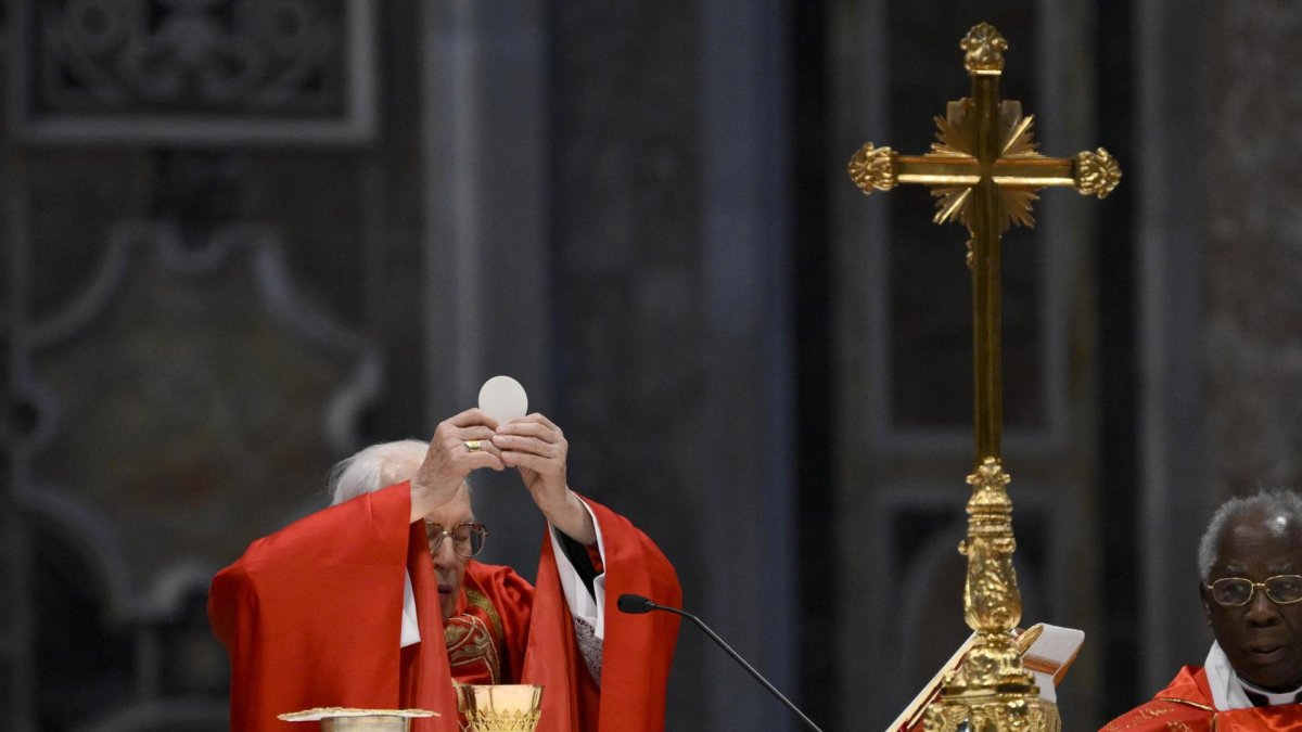 Una imagen proporcionada por los medios de comunicación del Vaticano muestra al cardenal Giovanni Battista Re oficiando una misa especial 'Pro eligendo papa'