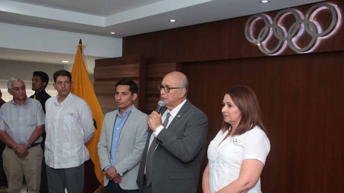 Jorge Delgado, junto a sus vicepresidentes Jefferson Pérez y Lorena Arroyo.