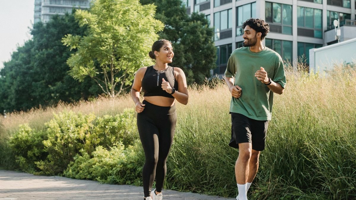 Ejercicios. Los estiramientos y la hidratación pueden prevenir lesiones cuando se corre una maratón.