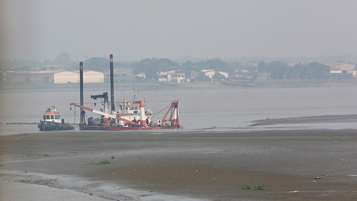 La draga junto a sedimentos en el río Guayas.