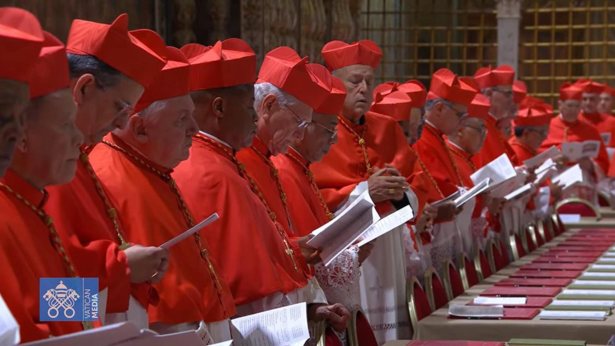 Una captura de pantalla tomada de un video difundido por los medios de comunicación del Vaticano muestra a los cardenales electores rezando en la Capilla Sixtina, donde comenzará el cónclave para la elección del nuevo papa, en el Vaticano.