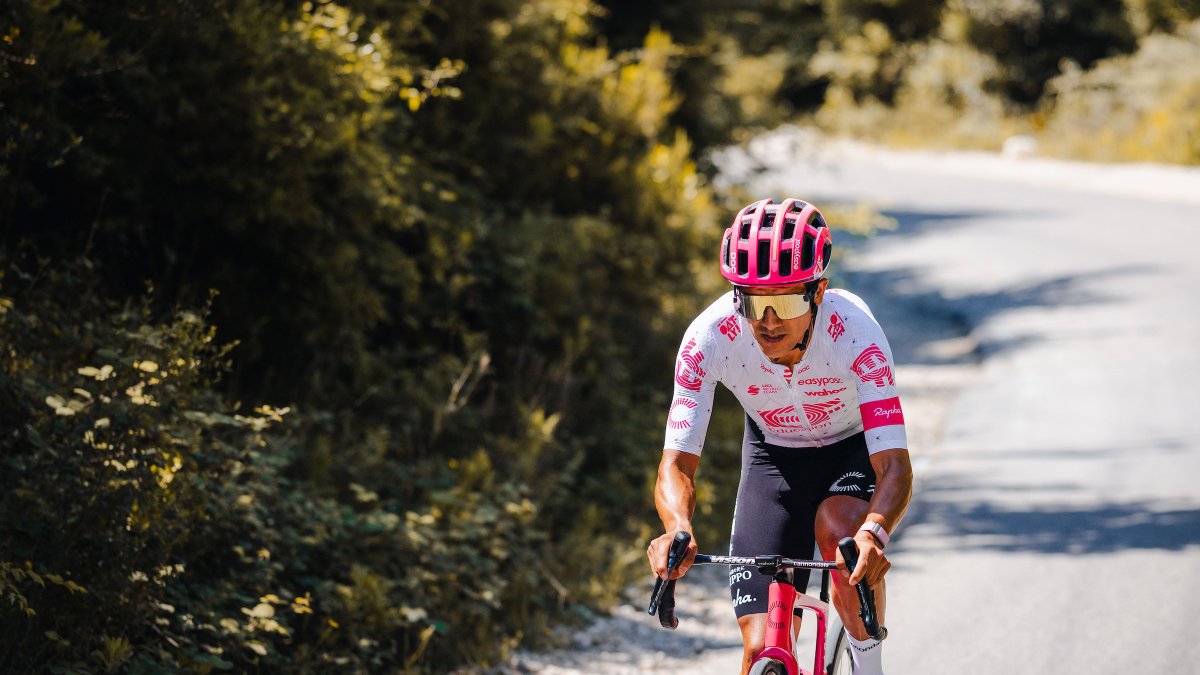 Richard Carapaz con el uniforme que estrenará en el Giro de Italia 2025.