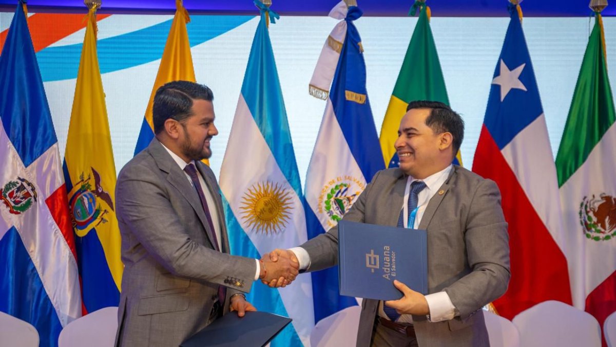 Autoridades de aduanas de ambos países firmaron el convenio. 