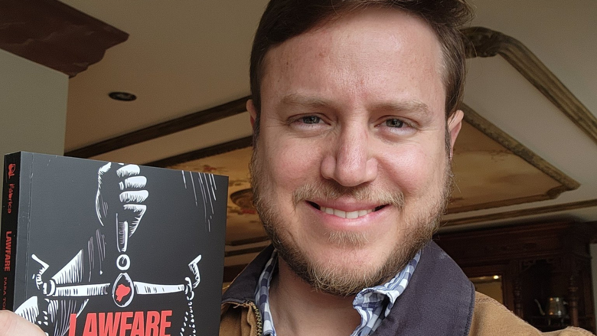 Augusto Verduga, en enero 2025, mostraba el libro sobre Lawfare de su hermano, Abraham. Hoy dice que su casa Ligados es un manual de lawfare.