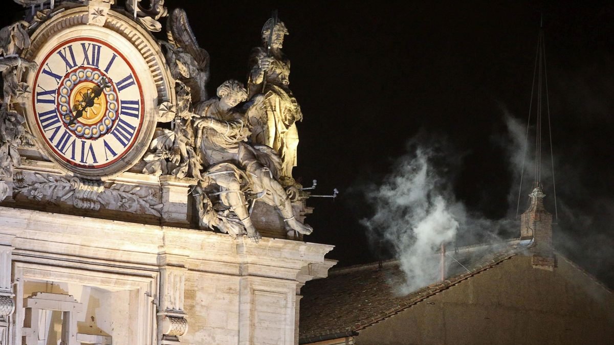 La fumata blanca surge de la chimenea de la Capilla Sixtina en la segunda jornada de Cónclave en la ciudad del Vaticano. Foto del 13 de marzo de 2013.