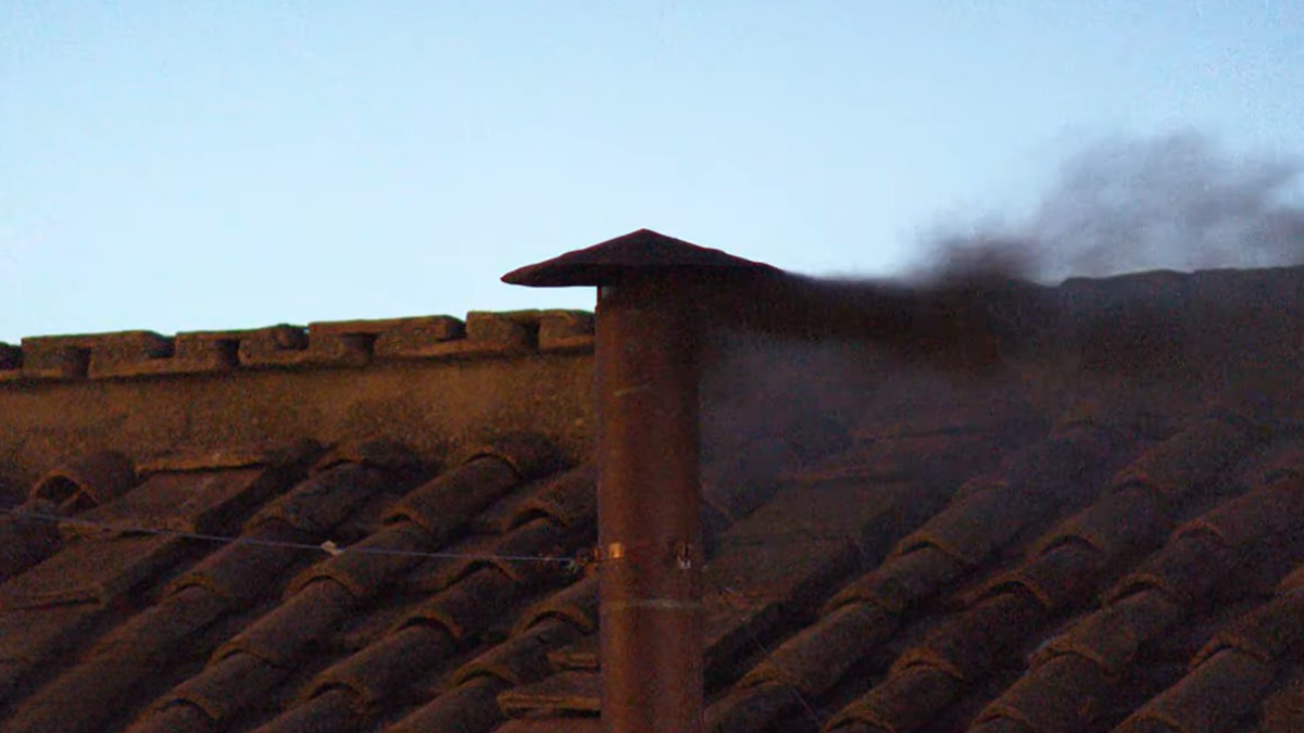 El humo negro marcó el final del primer día del cónclave.