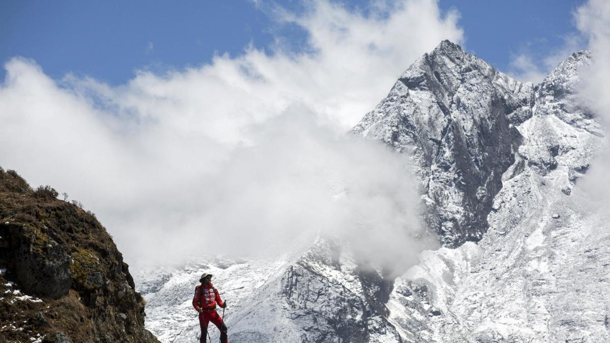 El montañero Szilard Suhajda admira las vistas durante su ruta al campamento base de Namche Bazaar, en Nepal, el 5 de abril de 2017.