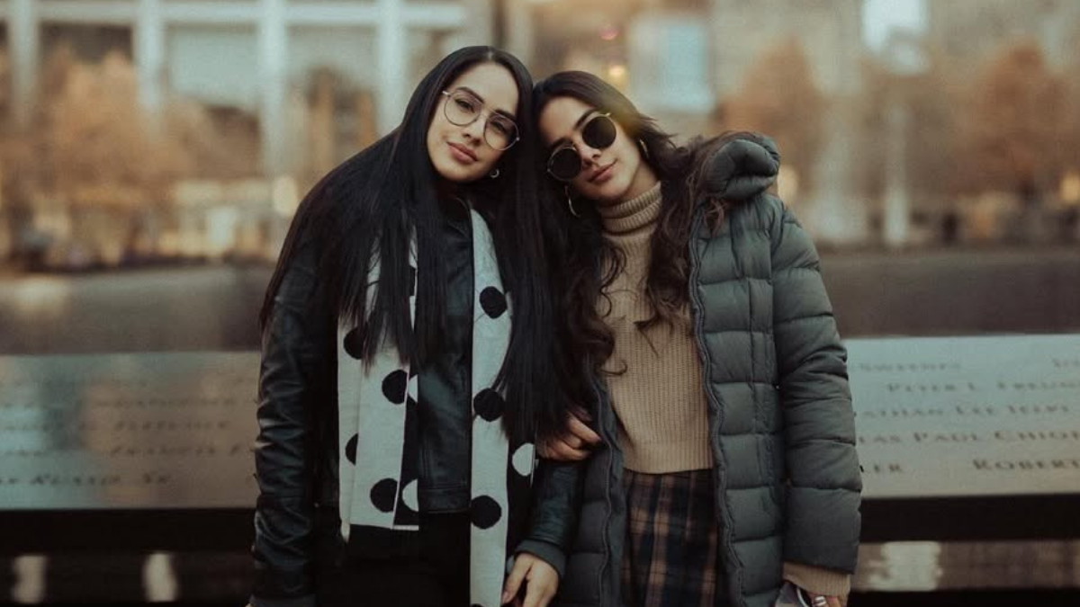 Iesmin Pincay junto a su hermana Michela Pincay, en una de las imágenes compartidas en redes.