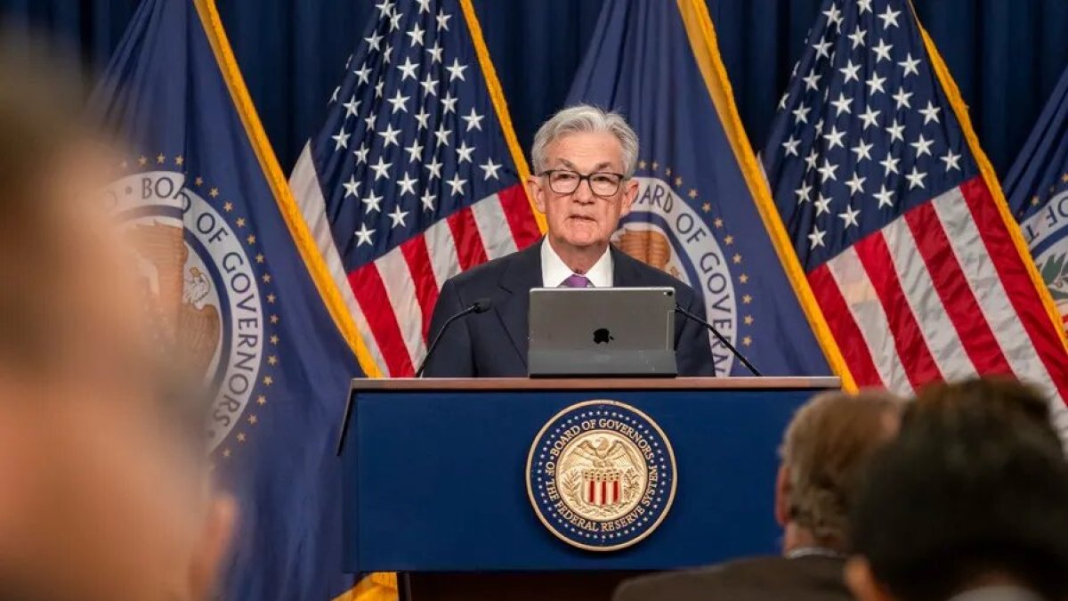 El presidente de la FED habló de una posible desaceleración del crecimiento económico y un alza del desempleo.