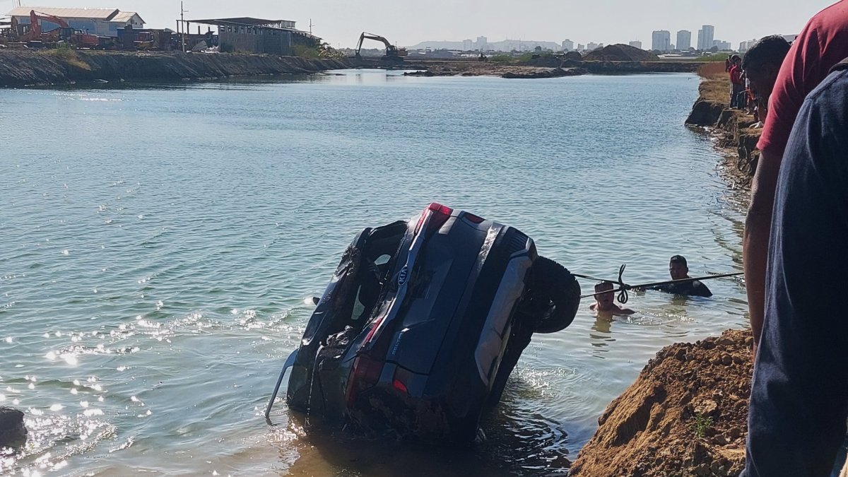 El carro accidentado cuando fue sacado del agua.