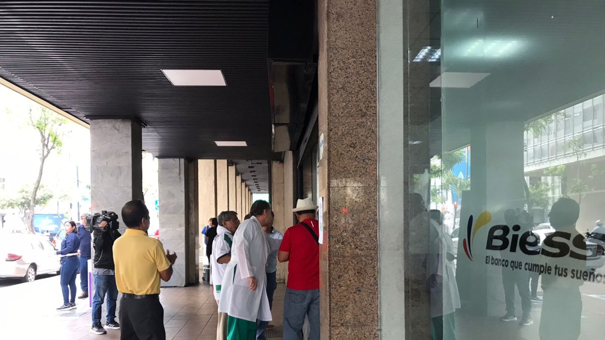 Un grupo de jubilados reclaman en el edificio del BIESS, el robo de sus datos personales para sacar préstamos en esa institución.