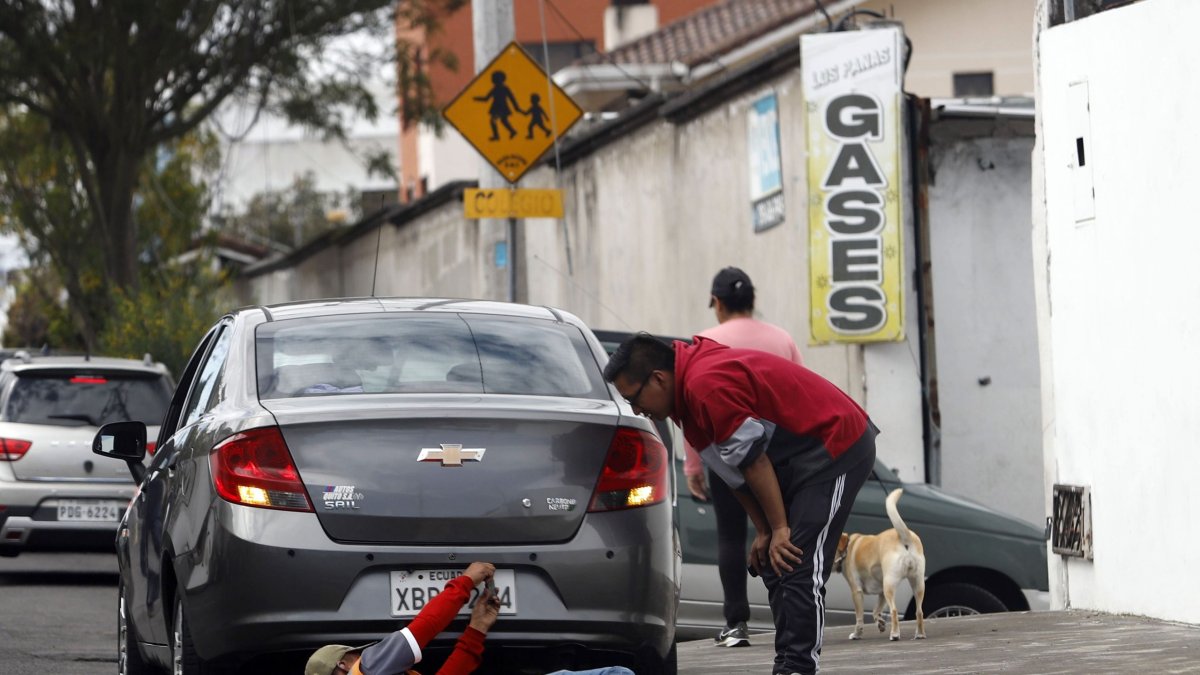 En los exteriores del centro de revisión de La Florida hay negocios que ofertan el servicio de mecánica.