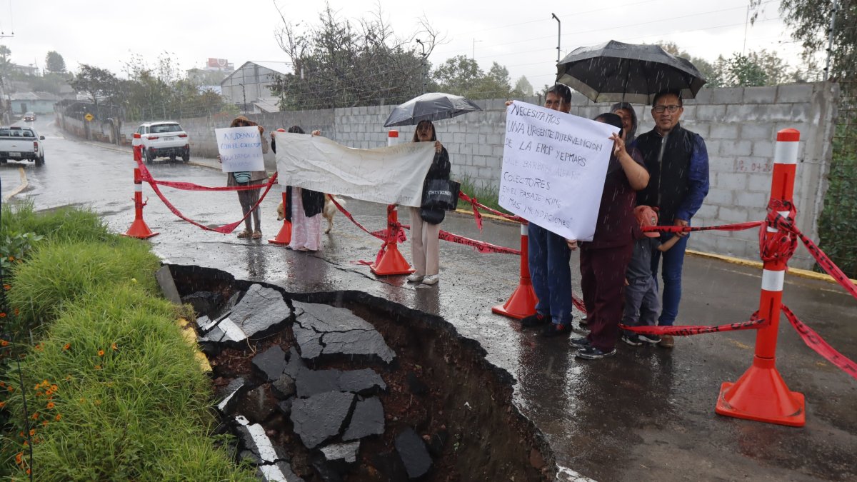 Protesta. Vecinos pidieron la intervención de las autoridades en un tramo de la calle Bárbara Alfaro, que colapsó tras las fuertes precipitaciones.