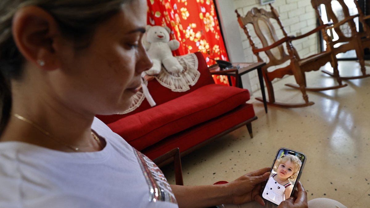 Lamento. Heidy Sánchez, madre de la bebé, muestra una fotografía de su hija de 17 meses.