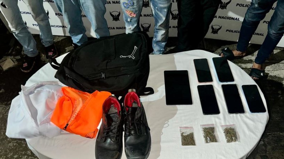 Evidencias. Policía encontró celulares y sustancias ilícitas.