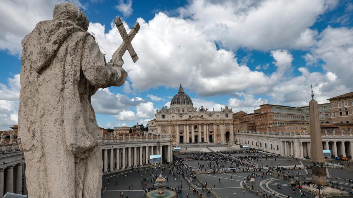 Fieles se reunieron en la Plaza de San Pedro a la espera de la fumata blanca que anunciará al sucesor del papa Francisco.