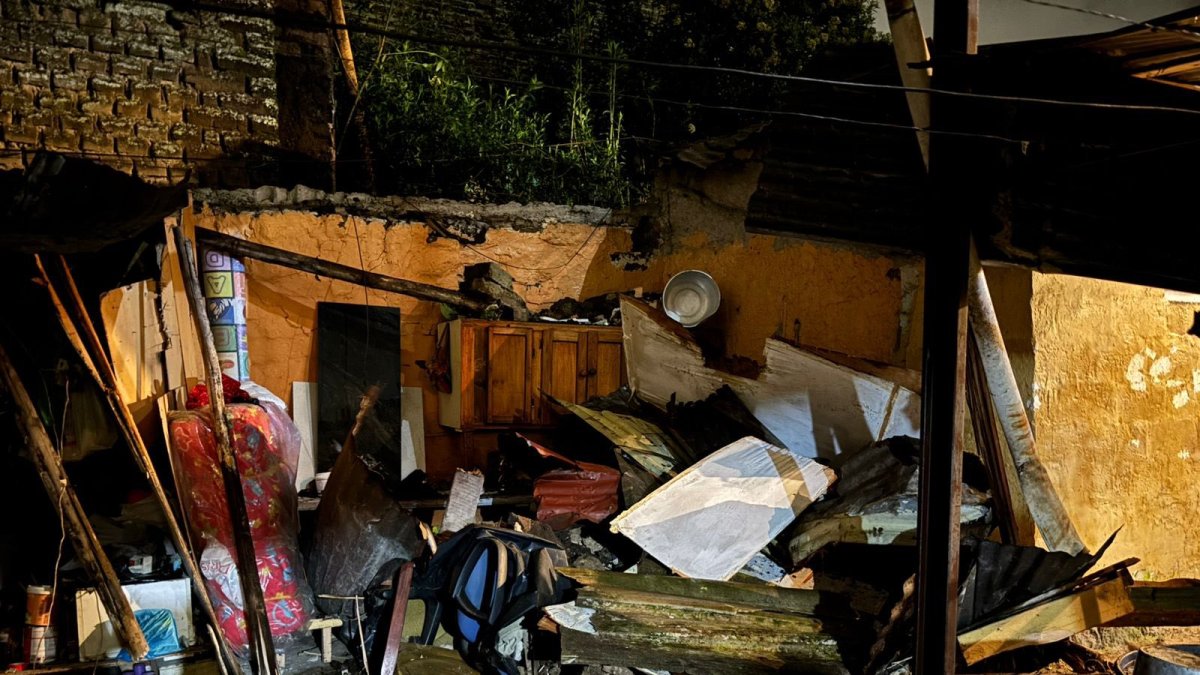 Debido a las fuertes lluvias en el sur de Quito, un muro colapsó sobre tres casas en el sector de La Ferroviaria