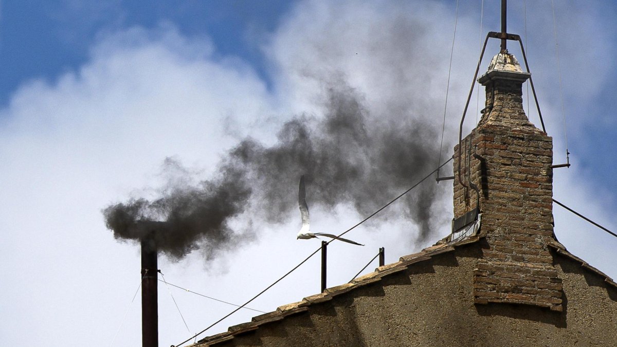 El humo negro sale de la chimenea situada encima de la Capilla Sixtina, en el segundo día del cónclave para elegir un nuevo papa, en la Ciudad del Vaticano, el 8 de mayo de 2025.