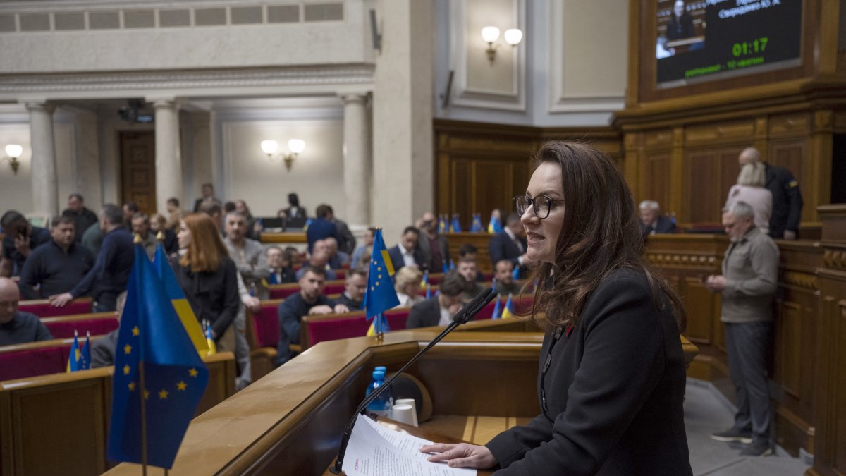 La ministra de Economía ucraniana, Yulia Svyrydenko, pronuncia su discurso para ratificar acuerdo sobre minerales en el Parlamento en Kiev.