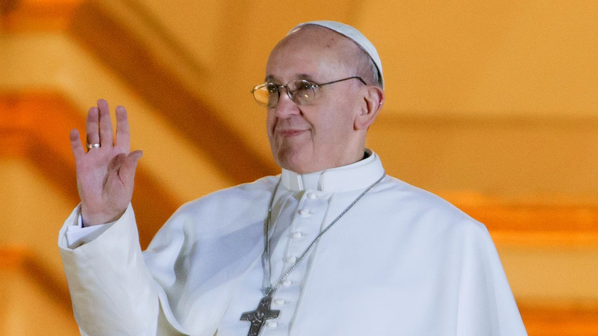 El papa Francisco saluda desde el balcón central de la Basílica de San Pedro tras ser elegido en 2013, marcando el inicio de un pontificado histórico para América Latina.