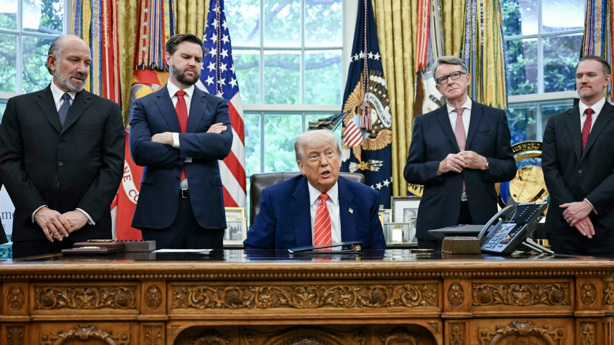 El presidente de Estados Unidos, Donald Trump, hace un anuncio comercial con Londres mientras el secretario de Comercio de Estados Unidos, Howard Lutnick.