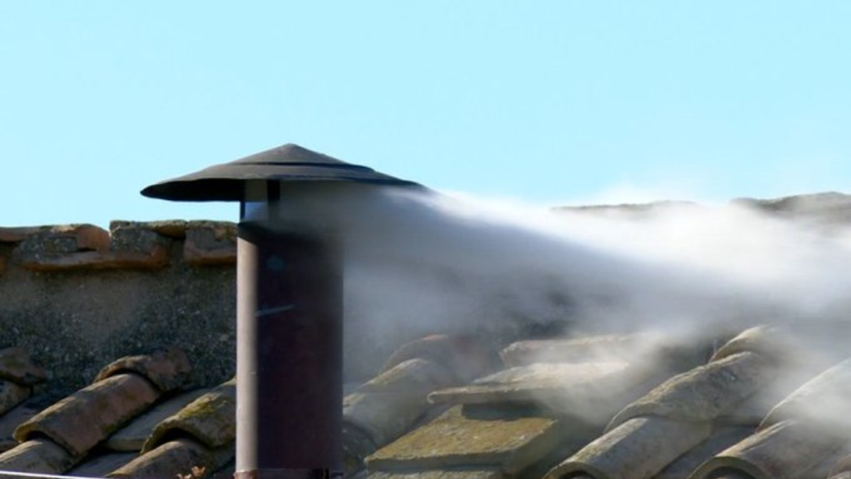 La tradicional fumata blanca emerge de la Capilla Sixtina, señal de que hay nuevo papa.