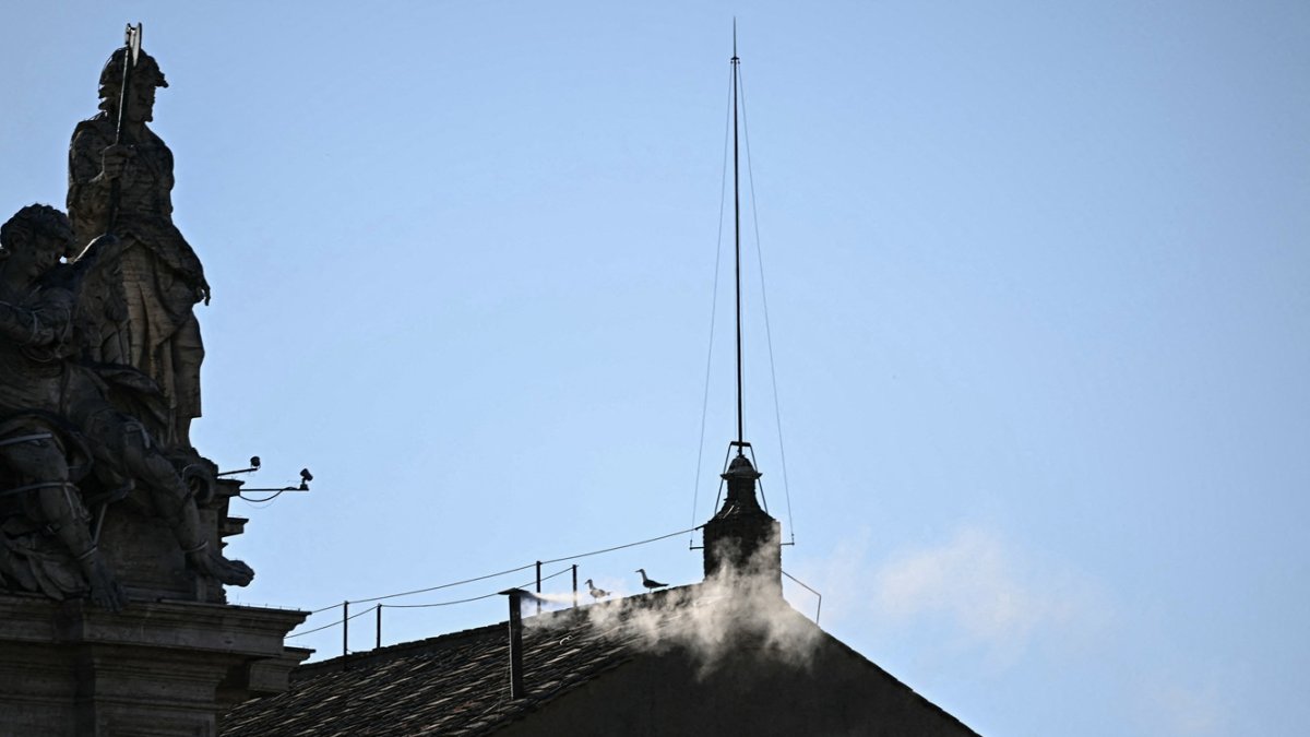 Foto muestra humo blanco saliendo de la chimenea de la Capilla Sixtina, lo que indica que los cardenales eligieron un nuevo Papa durante su cónclave en el Vaticano el 8 de mayo de 2025.