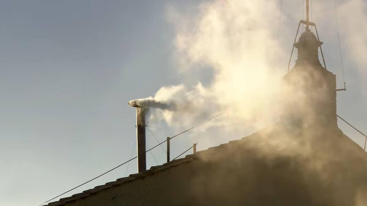 Humo blanco desde la Capilla Sixtina: 'habemus papam'.