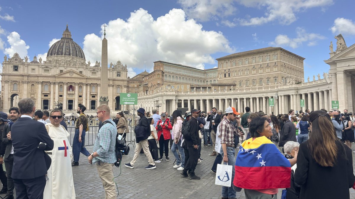 Unas 11.000 personas se congregaron este jueves en la plaza de San Pedro del Vaticano.