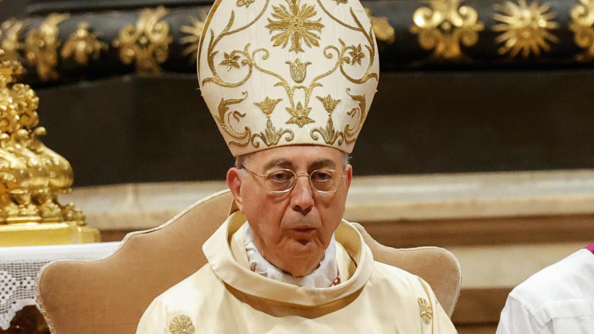 El Vaticano ha anunciado que el cónclave ha elegido un nuevo papa y su identidad será revelada por el cardenal protodiácono, Dominique Mamberti