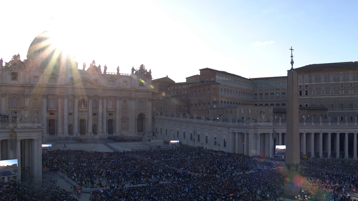Una multitud espera en la Plaza de San Pedro el anuncio del nombre del nuevo papa.