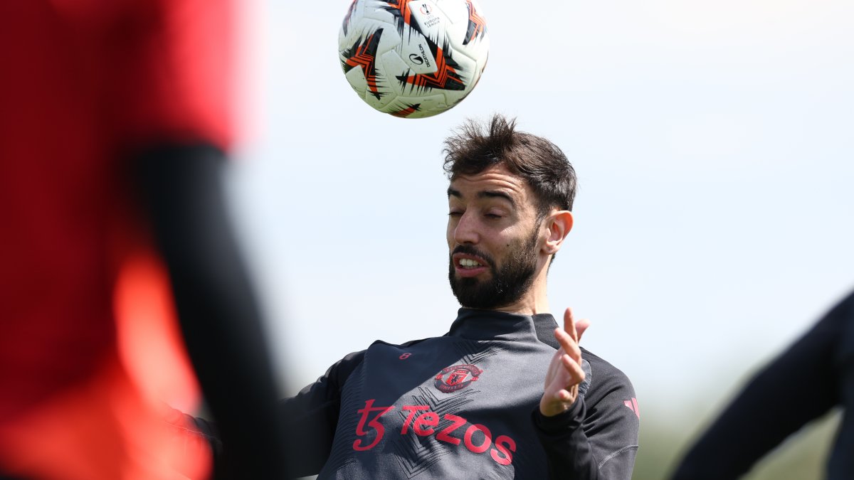 Bruno Fernandes, del Manchester United, asiste a un entrenamiento en Manchester, Gran Bretaña, el 7 de mayo de 2025.